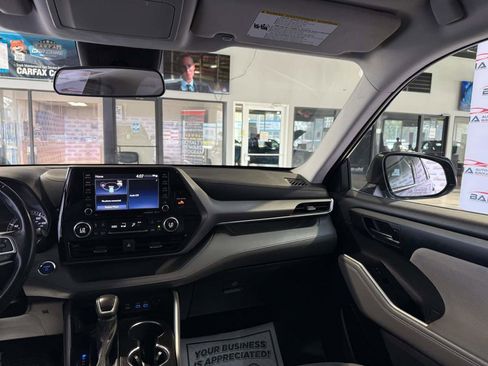 Used 2022 Toyota Highlander LE FWD image 31