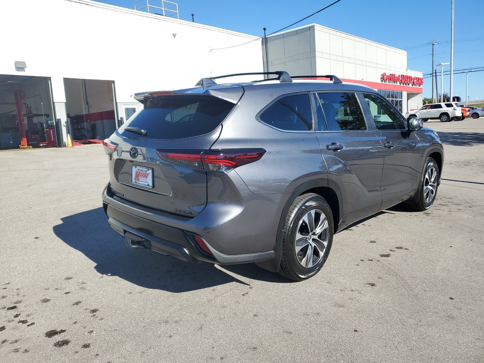 Used 2024 Toyota Highlander XLE AWD/4WD image 4