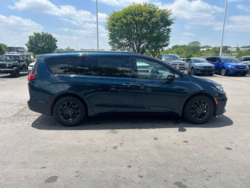 Used 2022 Chrysler Pacifica Touring-L w/ S Appearance Package FWD image 2