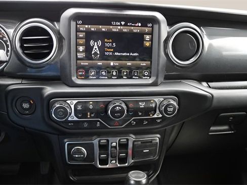 Used 2020 Jeep Wrangler Unlimited Sahara image 21