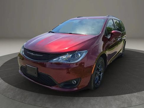 Used 2020 Chrysler Pacifica Touring w/ S Appearance Package FWD image 2
