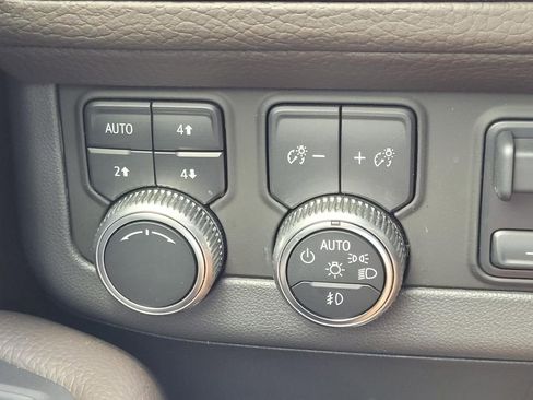 Used 2021 GMC Yukon Denali w/ Denali Premium Package image 23