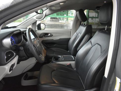 Used 2023 Chrysler Pacifica Touring-L FWD image 16