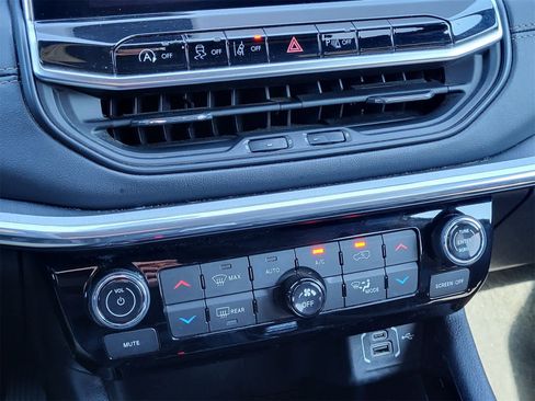 Used 2023 Jeep Compass Limited image 18