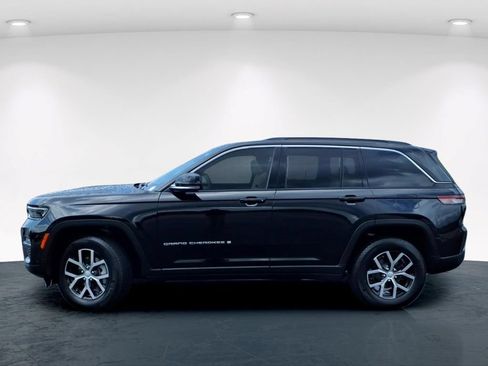 Used 2025 Jeep Grand Cherokee Limited w/ Luxury Tech Group II AWD/4WD image 16