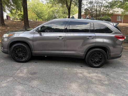Used 2019 Toyota Highlander XLE FWD image 9