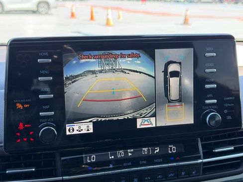 Used 2024 Toyota Sienna Platinum FWD image 16