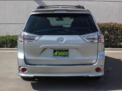 Used 2020 Toyota Sienna SE w/ Carpet Mat Package image 7