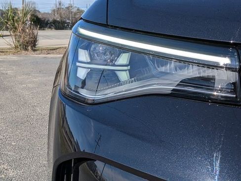 New 2026 Volkswagen Taos SE FWD image 10