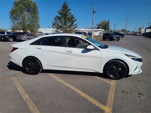 Used 2023 Hyundai Elantra SEL image 5