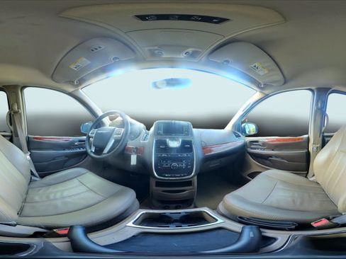 Used 2015 Chrysler Town & Country Touring image 35