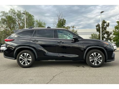 Used 2022 Toyota Highlander XLE image 7