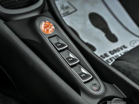 Used 2025 McLaren Artura Spider RWD image 39