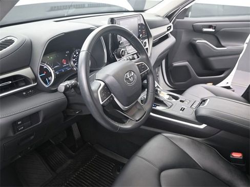 Used 2022 Toyota Highlander XLE image 4