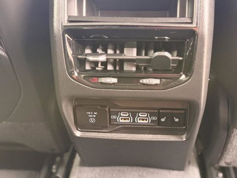 Used 2023 Jeep Grand Cherokee Limited w/ Black Appearance Package AWD/4WD image 19