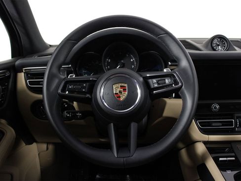 Used 2025 Porsche Macan image 12
