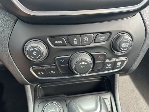 Used 2019 Jeep Cherokee Latitude Plus w/ Cold Weather Group AWD/4WD image 14