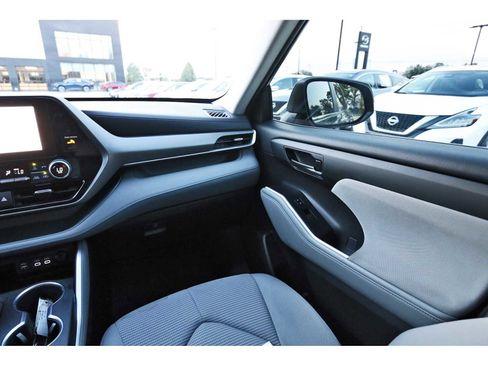 Used 2023 Toyota Highlander LE image 8