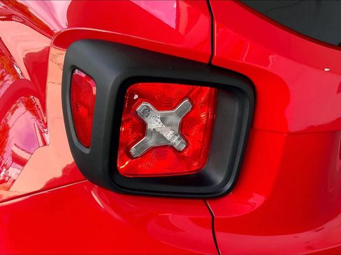 Used 2022 Jeep Renegade Latitude w/ Convenience Group AWD/4WD image 28