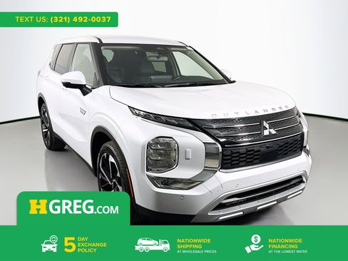 Used 2024 Mitsubishi Outlander SE image 1