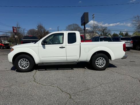 Used 2017 Nissan Frontier SV image 4