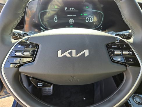 Used 2024 Kia Niro SX Touring image 23