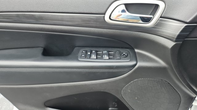 Used 2020 Jeep Grand Cherokee Laredo RWD image 3