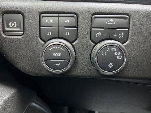 Used 2024 Chevrolet Silverado 1500 LT image 18