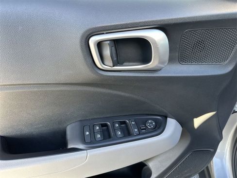 Used 2024 Hyundai Venue SEL image 13