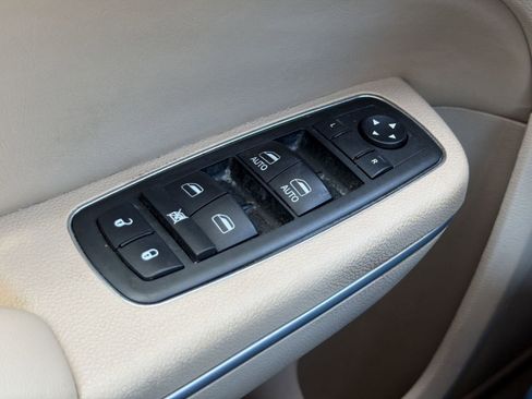Used 2012 Chrysler 300 Limited RWD image 12