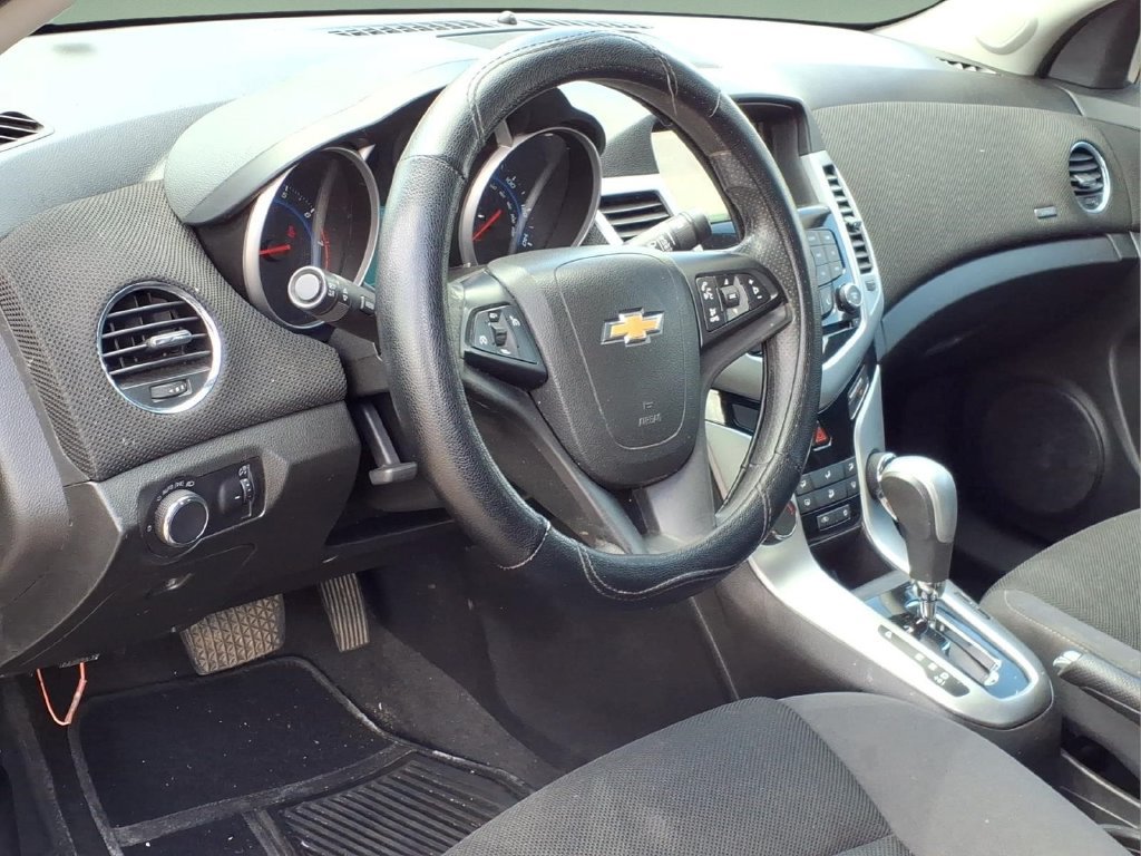 Used 2015 Chevrolet Cruze LT w/ Technology Package FWD image 3