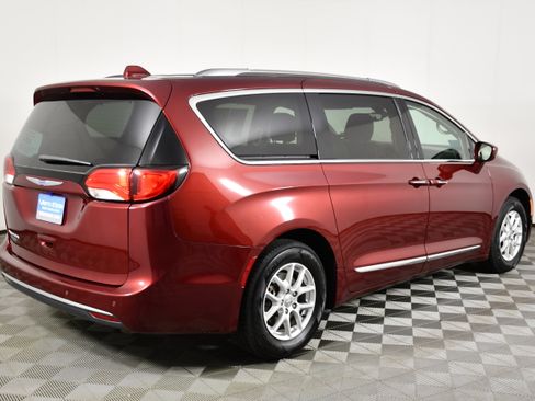 Used 2020 Chrysler Pacifica Touring-L FWD image 6