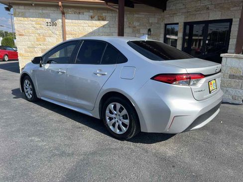 Used 2021 Toyota Corolla LE image 3