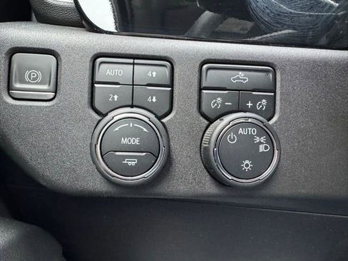 Used 2023 Chevrolet Silverado 1500 LT image 25