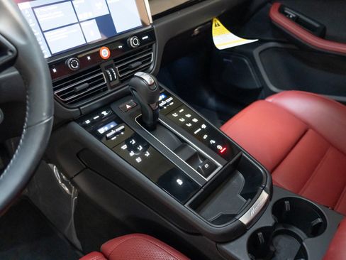 Certified 2026 Porsche Macan AWD/4WD image 22