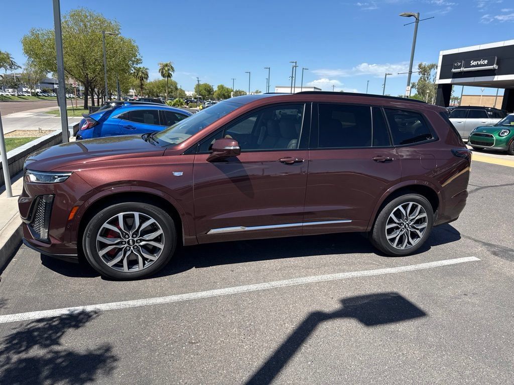 Used 2022 Cadillac XT6 Sport w/ Platinum Package AWD/4WD image 2