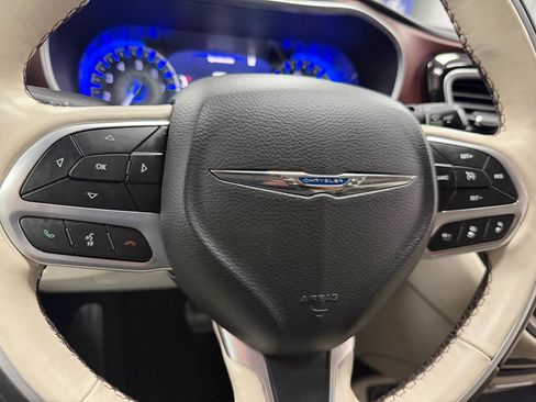 Used 2020 Chrysler Pacifica Limited w/ Tire & Wheel Group FWD image 18