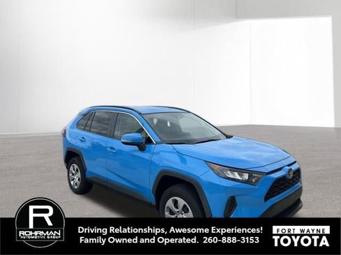 Used 2019 Toyota RAV4 LE w/ Carpet Mat Package image 10