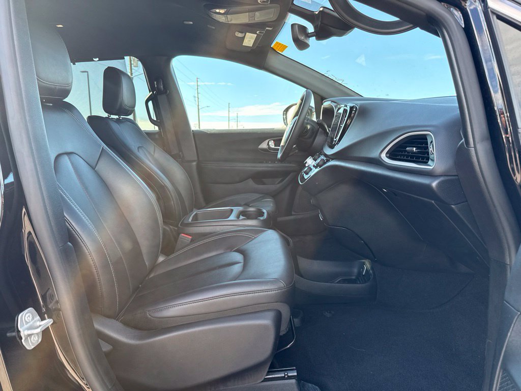 Used 2026 Chrysler Pacifica Select FWD image 10