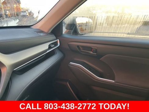 Used 2024 Toyota Highlander LE FWD image 28