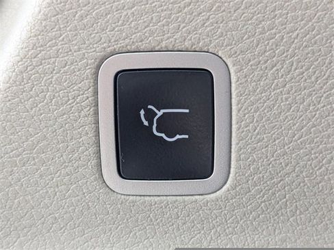 Used 2023 Chrysler Pacifica Touring-L image 11