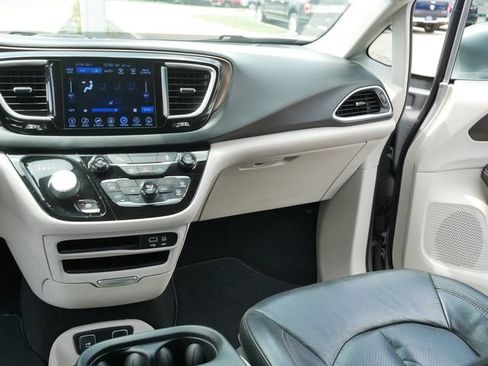 Used 2017 Chrysler Pacifica Premium FWD image 26
