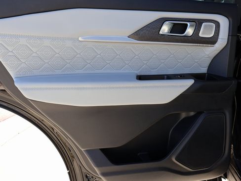 Certified 2025 Ford Explorer Platinum w/ LUX Leather Package image 18