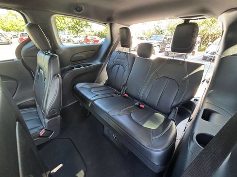 Used 2025 Chrysler Pacifica Select FWD image 30