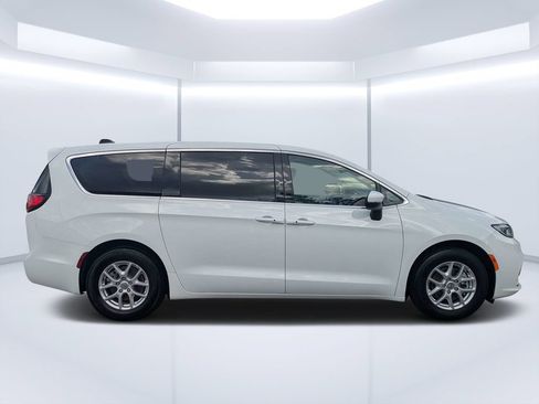 Used 2023 Chrysler Pacifica Touring-L FWD image 2