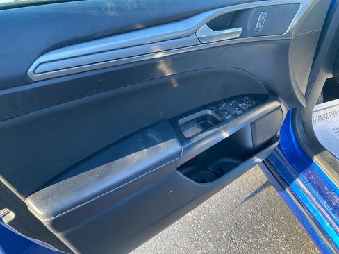 Used 2017 Ford Fusion SE w/ Fusion SE Technology Package image 15