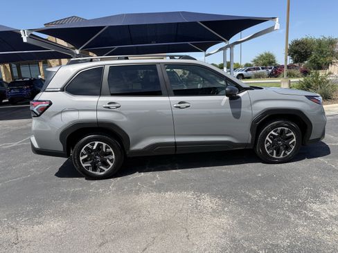 Used 2025 Subaru Forester Premium AWD/4WD image 8