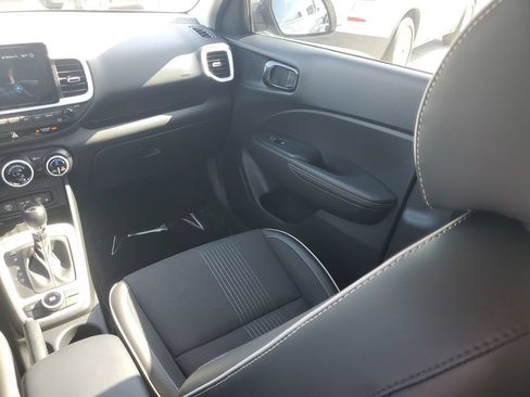Used 2024 Hyundai Venue Limited FWD image 20