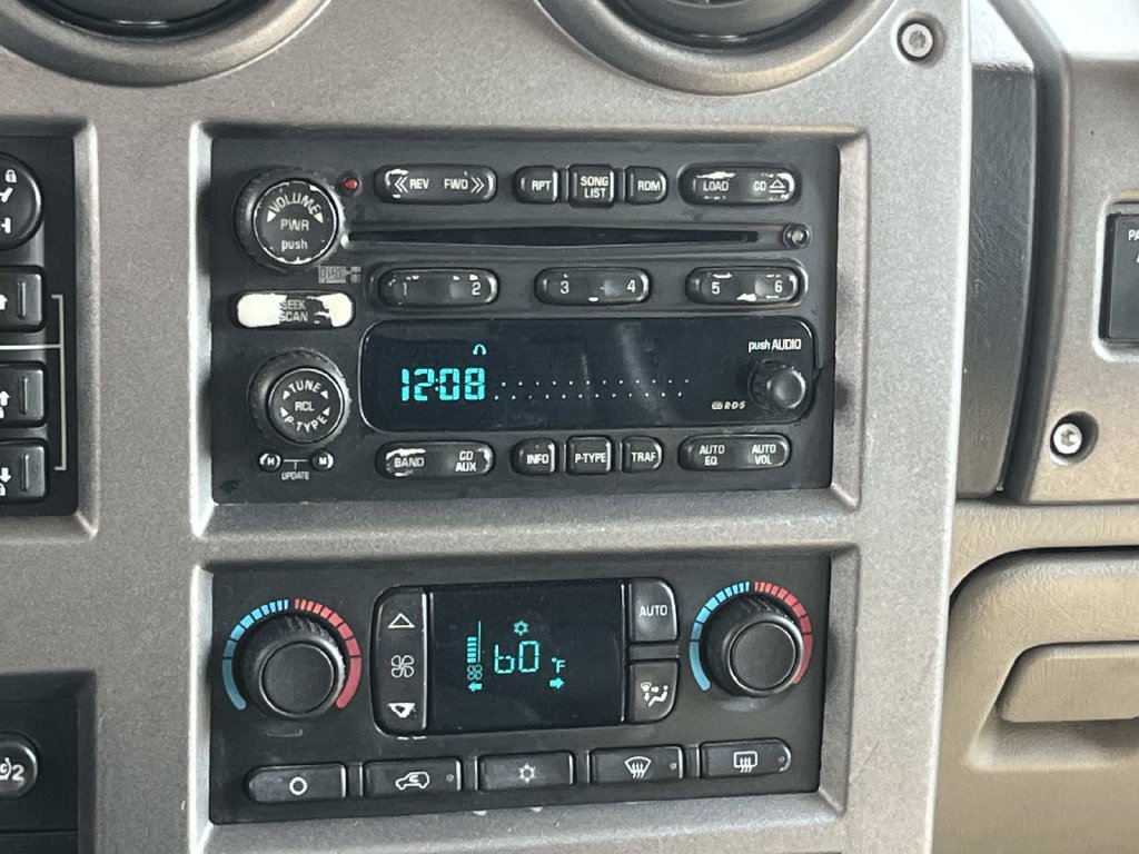 Used 2004 HUMMER H2 w/ Preferred Equipment Group AWD/4WD image 16