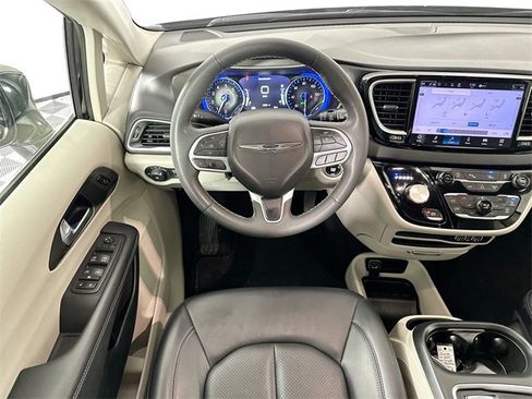 Used 2024 Chrysler Pacifica Touring-L image 11